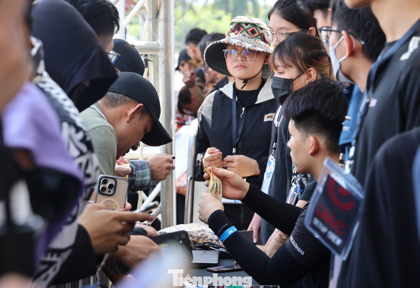 BTC yêu cầu cung cấp vé điện tử được gửi trực tiếp từ đơn vị bán vé khi đổi vòng để đảm bảo tính hợp lệ và chính chủ, không chấp nhận ảnh chụp màn hình, email được chuyển tiếp, bản in, bản photo... Ảnh: Như Ý.