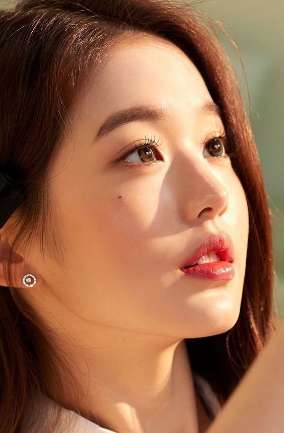 Sức hút từ ngoại hình giúp Jang Won Young được truyền thông quan tâm. Sức hút từ ngoại hình giúp Jang Won Young được truyền thông quan tâm.