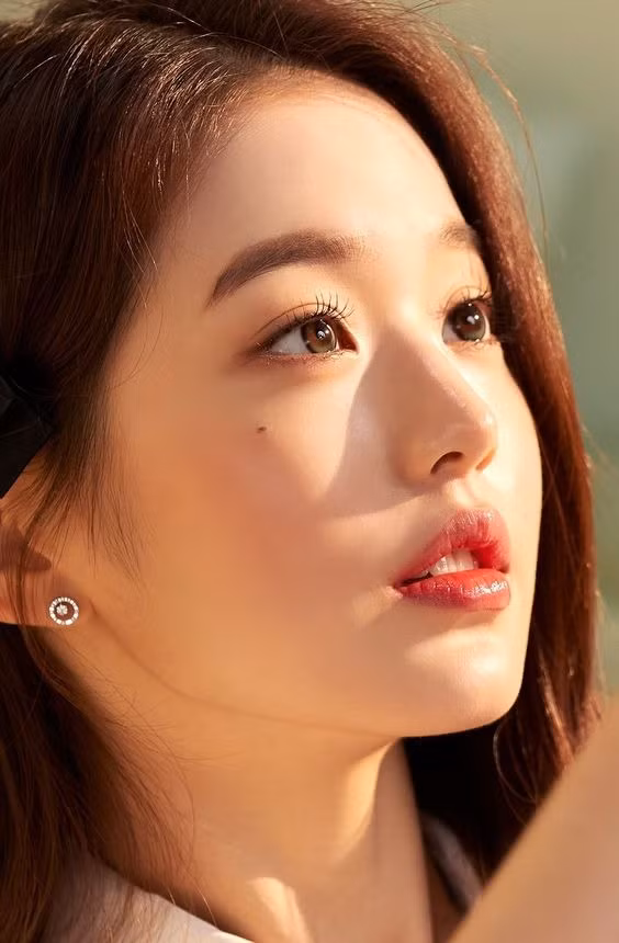 Sức hút từ ngoại hình giúp Jang Won Young được truyền thông quan tâm.