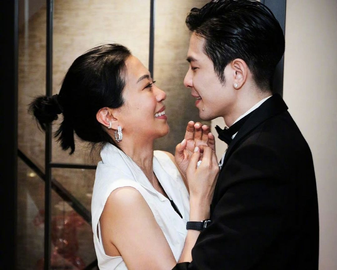 Tiêu Kính Đằng cầu hôn nữ quản lý sau 16 năm bên nhau. Ảnh: Sohu.