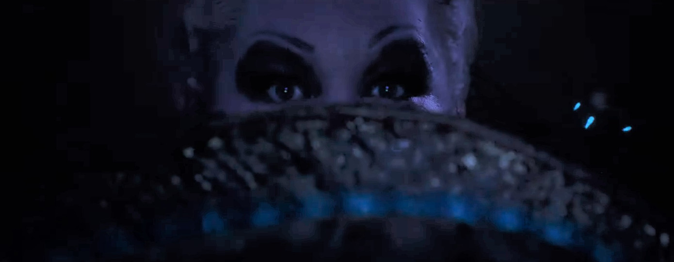 Hoàng tử Eric và phù thủy Ursula (phải) lộ diện trong teaser trailer 2. Hoàng tử Eric và phù thủy Ursula (phải) lộ diện trong teaser trailer 2.