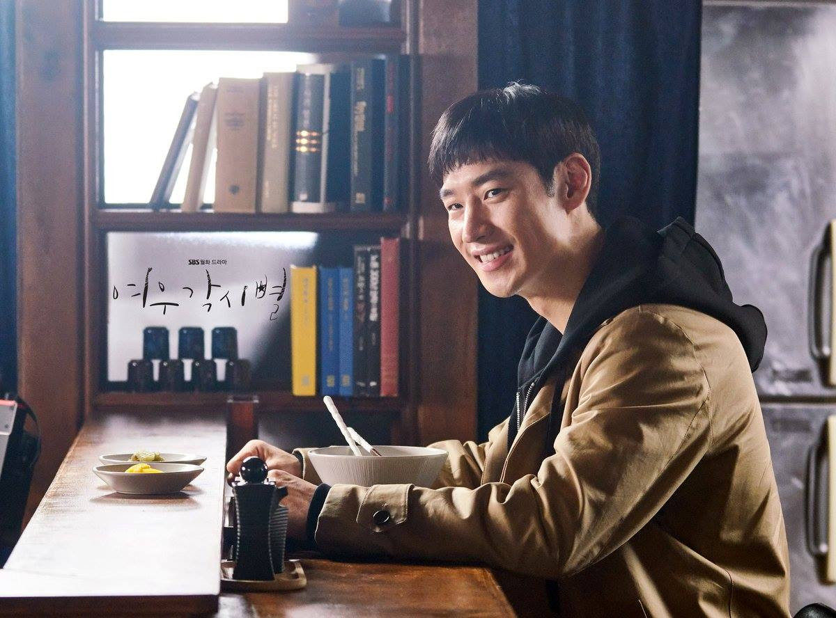 Hồi tháng 5/2022, diễn viên bị đồn sắp kết hôn với ngôi sao truyền hình thực tế Park Ji Hyun, song công ty anh phủ nhận và cho biết sẽ có hành động pháp lý mạnh mẽ đối với những người tung tin sai sự thật.