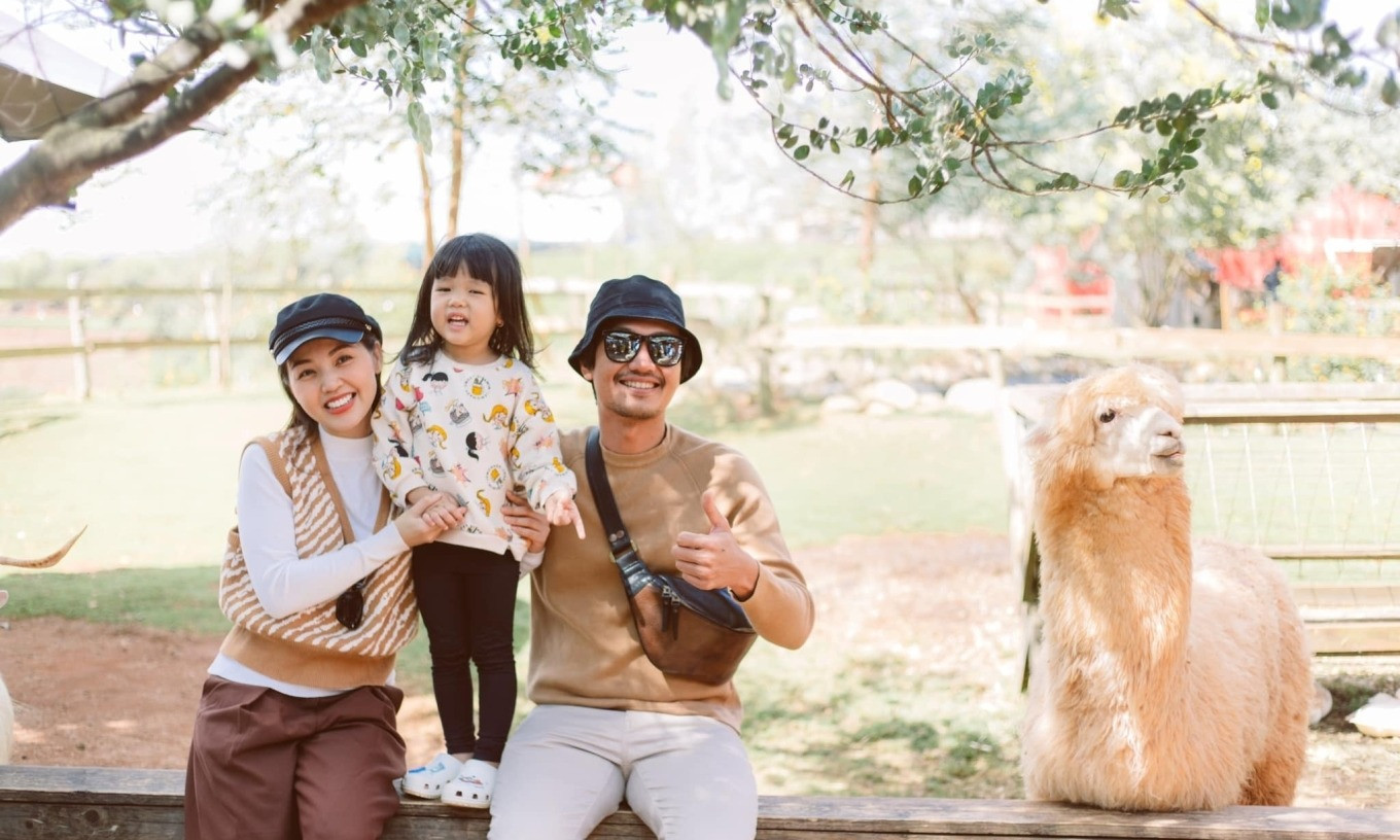 Gia đình diễn viên Quang Tuấn - ca sĩ Linh Phi đưa con gái đi tận hưởng không khí mát mẻ tại Đà Lạt.