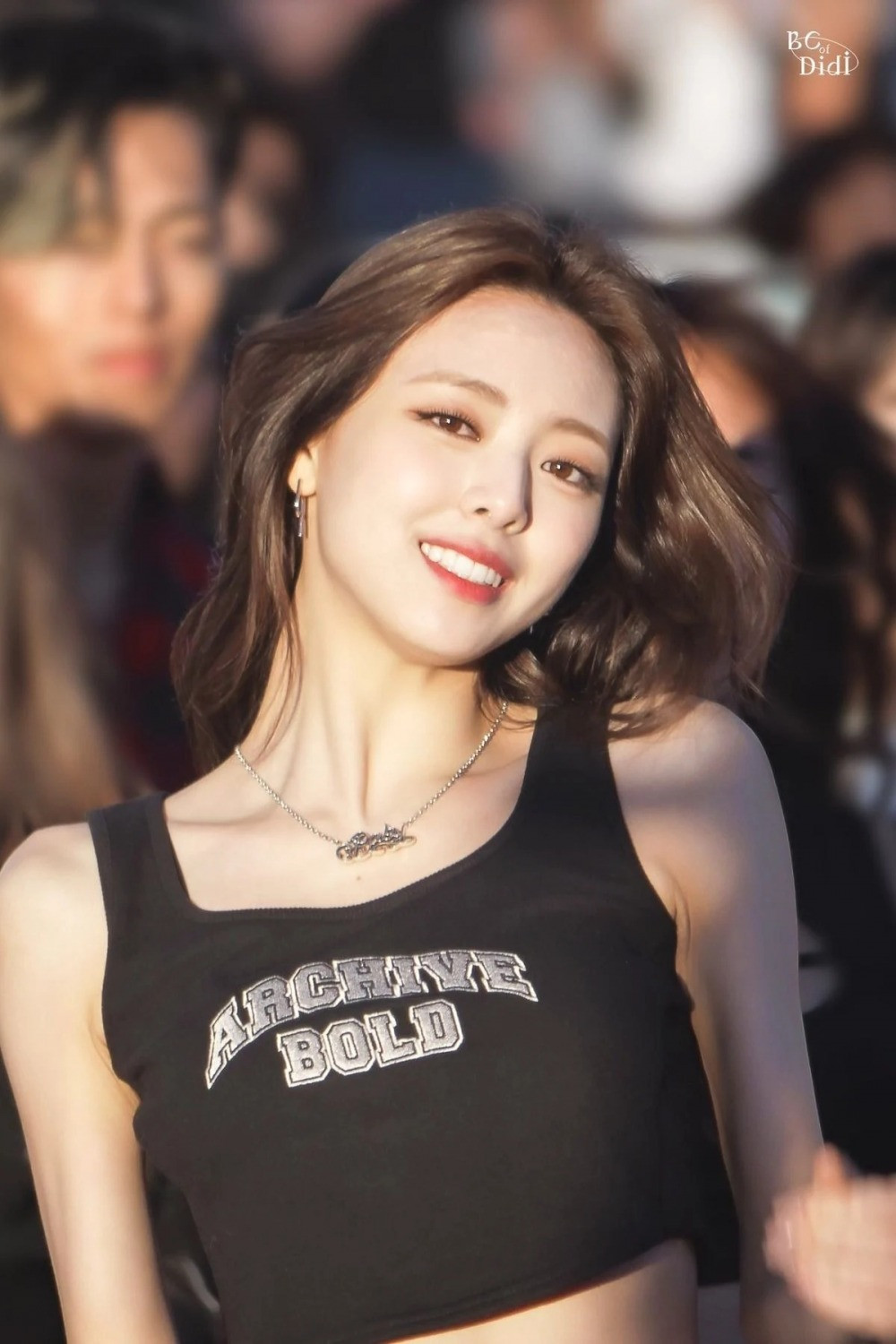 Yuna tên thật là Shin Yu Na, sinh năm 2003, là em út nhóm nhạc ITZY. Cô ra mắt cùng ITZY sau 3 năm thực tập qua bài hát Dalla Dalla, đảm nhận vị trí rap, hát phụ, dancer. Nữ thần tượng được đánh giá cao về ngoại hình, khả năng vũ đạo.