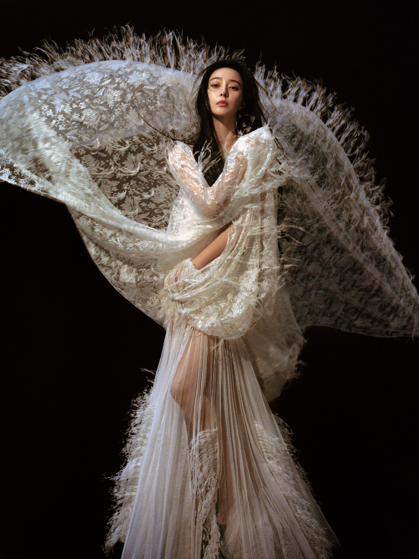 Trong khi các sao Hoa ngữ nô nức chia sẻ hình ảnh lộng lẫy trong đêm hội Weibo, Phạm Băng Băng không tham gia nhưng cũng chiếm được sự quan tâm lớn của khán giả qua bộ hình mới với đa dạng tạo hình độc lạ tối 26/3.