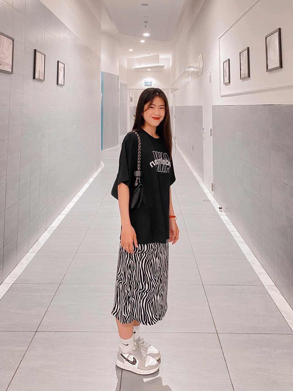 Set đồ Thanh Nhã lựa chọn phù hợp với lứa tuổi. Bên cạnh trang phục tôn dáng, set đồ áo thun, quần jogger phối cùng sneaker cũng được cô tận dụng.