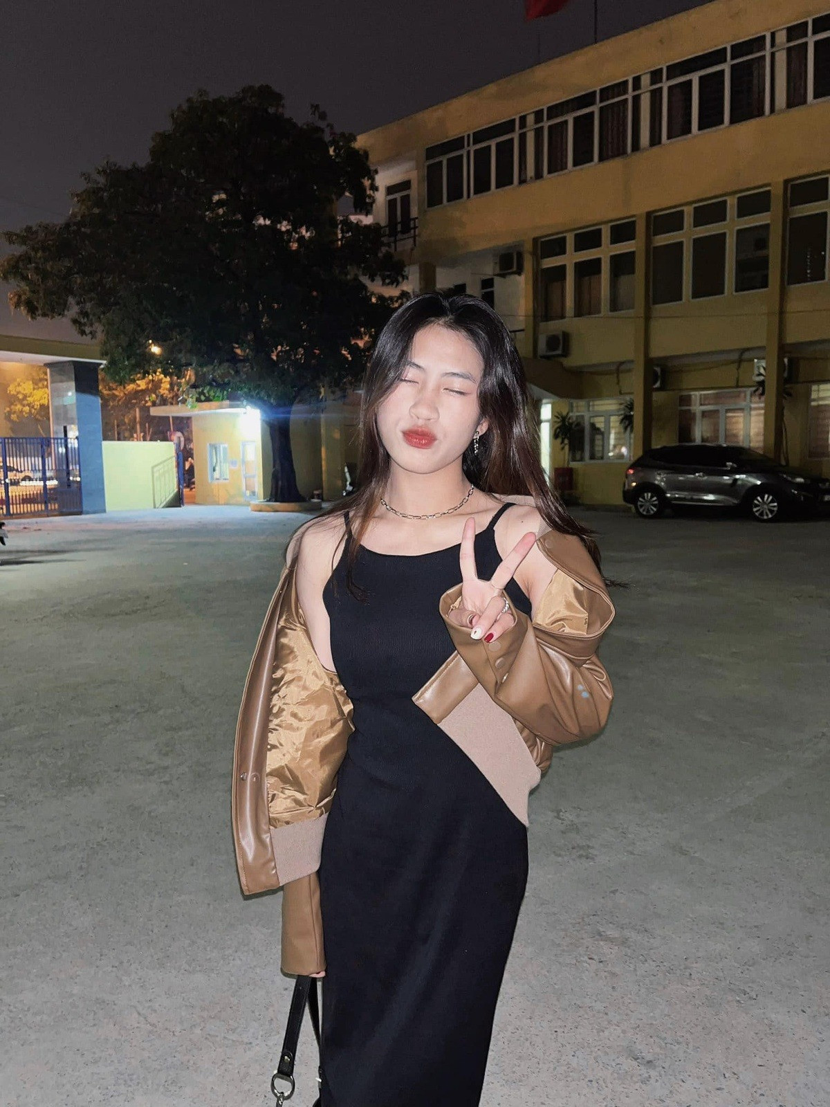 Cô cũng theo đuổi phong cách gợi cảm, quyến rũ. Những thiết kế bó sát tôn đường cong cơ thể hay thiết kế hai dây lộ xương quai xanh được tiền vệ tuyển Việt Nam đặc biệt yêu thích. Hầu hết trang phục của Thanh Nhã đều là những gam màu tối.