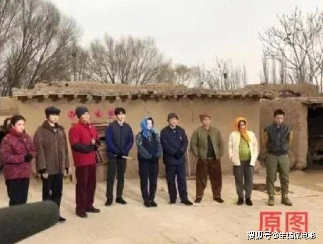 Trương Kế Khoa (ngoài cùng bên phải) bị xóa khỏi tập phát sóng lại. Ảnh: Sohu. Trương Kế Khoa (ngoài cùng bên phải) bị xóa khỏi tập phát sóng lại. Ảnh: Sohu.