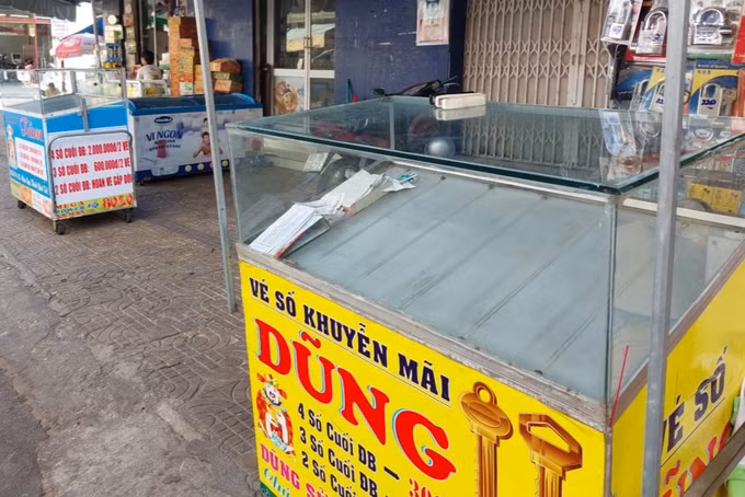 Mới 10h sáng nhưng một đại lý bán vé số ở Sóc Trăng đã "cháy" hàng (Ảnh: CXL). Mới 10h sáng nhưng một đại lý bán vé số ở Sóc Trăng đã "cháy" hàng (Ảnh: CXL).