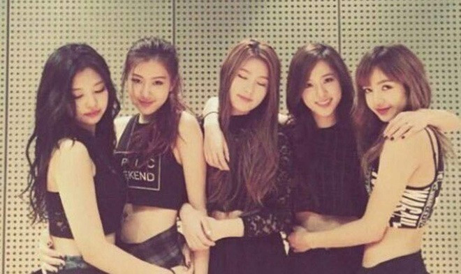 Đội hình ban đầu của BlackPink có tới 9 người sinh năm 1993-1998, trải qua nhiều năm luyện tập cùng nhau dưới trướng YG. Họ được kỳ vọng là &quot;phiên bản nâng cấp hơn, cá tính và đậm chất girl crush như 2NE1&quot;. Sau các bài thi tuyển, dự án “Pink Punk” chỉ còn lại 4 thành viên là Jisoo, Jennie, Rose và Lisa. Họ chính thức ra mắt với tên gọi BlackPink. Bảy năm qua, nhóm đã có vị trí vững chắc trong giới showbiz Hàn Quốc.