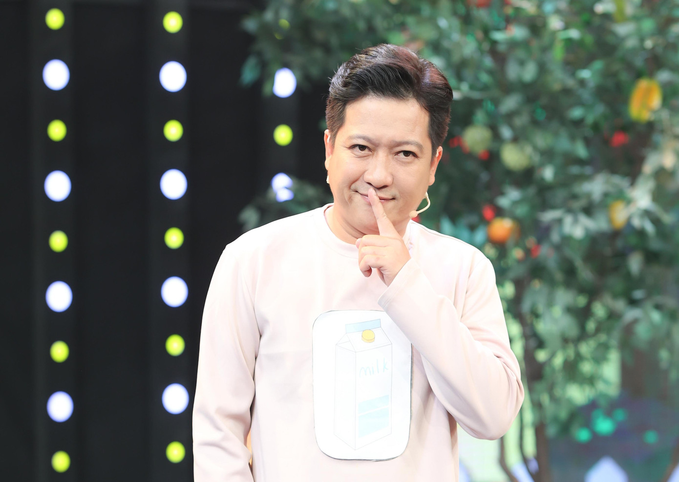 Hồi chân ướt chân ráo bước chân lên TPHCM, Trường Giang nghe theo gợi ý của bạn thi vào trường Sân khấu – Điện ảnh nhưng không thành. Anh học hệ B, cùng lúc lăn lộn đủ nghề ở nơi đất khách quê người để kiếm tiền đi học. Hai năm sau, Trường Giang đỗ khoa đạo diễn nhưng cũng chỉ cố được hai năm. Anh bị buộc thôi học vì không đủ học phí. Tưởng chừng con đường nghệ thuật khép lại, cái duyên với nghề đưa đẩy anh có cơ hội đứng chung sân khấu với nhiều danh hài lớn. Sau thời gian vất vả với nghề, Trường Giang dần khẳng định hình ảnh, tên tuổi trong giới hài Việt. Hồi chân ướt chân ráo bước chân lên TPHCM, Trường Giang nghe theo gợi ý của bạn thi vào trường Sân khấu – Điện ảnh nhưng không thành. Anh học hệ B, cùng lúc lăn lộn đủ nghề ở nơi đất khách quê người để kiếm tiền đi học. Hai năm sau, Trường Giang đỗ khoa đạo diễn nhưng cũng chỉ cố được hai năm. Anh bị buộc thôi học vì không đủ học phí. Tưởng chừng con đường nghệ thuật khép lại, cái duyên với nghề đưa đẩy anh có cơ hội đứng chung sân khấu với nhiều danh hài lớn. Sau thời gian vất vả với nghề, Trường Giang dần khẳng định hình ảnh, tên tuổi trong giới hài Việt.