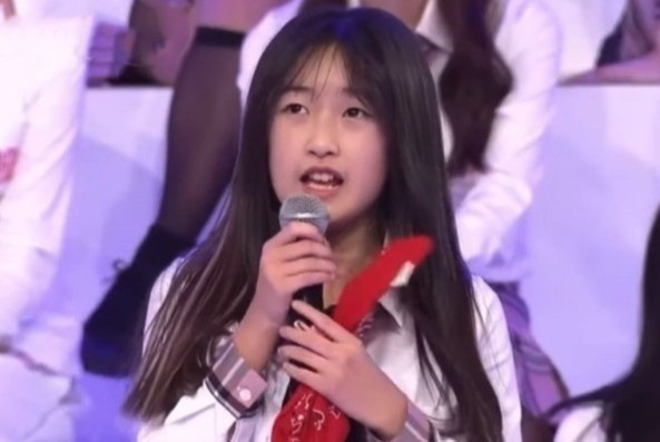 Kim Rayul - ca sĩ thần tượng sinh năm 2011.