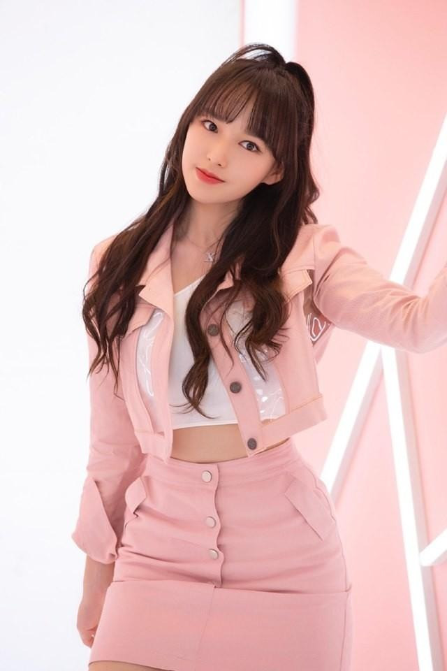 Qua các năm, màn biểu diễn thể dục dụng cụ của Trình Tiêu luôn được khán giả mong chờ. Danh tiếng ngày càng đi lên, cô nổi bật so với các thành viên cùng nhóm, lịch trình luôn phủ kín bởi những đợt quảng bá cá nhân, đi show tạp kỹ, chụp quảng cáo, làm cố vấn chuyên môn, hoạt động song song giữa Trung và Hàn… Cô được mời làm giám khảo chuyên môn cho Produce 101 bản Trung khi mới 20 tuổi. Qua các năm, màn biểu diễn thể dục dụng cụ của Trình Tiêu luôn được khán giả mong chờ. Danh tiếng ngày càng đi lên, cô nổi bật so với các thành viên cùng nhóm, lịch trình luôn phủ kín bởi những đợt quảng bá cá nhân, đi show tạp kỹ, chụp quảng cáo, làm cố vấn chuyên môn, hoạt động song song giữa Trung và Hàn… Cô được mời làm giám khảo chuyên môn cho Produce 101 bản Trung khi mới 20 tuổi.