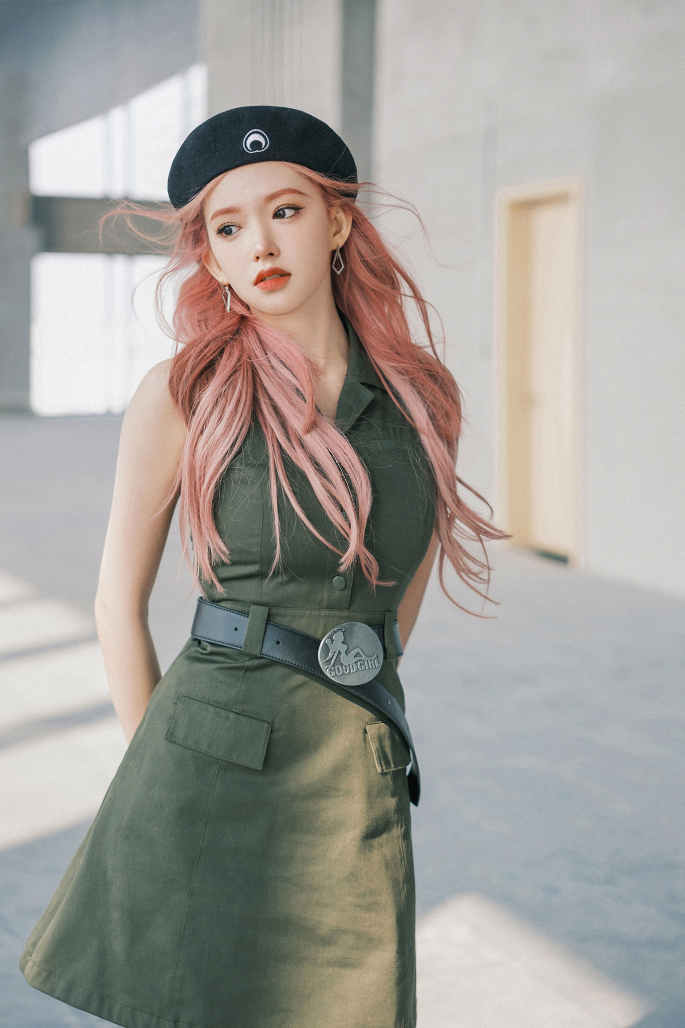 Trước Lương Triều Vỹ, Trình Tiêu vướng tin hẹn hò với Vương Nhất Bác. Cả hai có nhiều sân khấu kết hợp ăn ý, nhiều fan “đẩy thuyền” cặp sao khi hai người đều từng là thần tượng hoạt động ở Hàn Quốc, sau đó quay về quê nhà và đầu quân cho công ty giải trí Nhạc Hoa (Yuehua Entertainment). Trước Lương Triều Vỹ, Trình Tiêu vướng tin hẹn hò với Vương Nhất Bác. Cả hai có nhiều sân khấu kết hợp ăn ý, nhiều fan “đẩy thuyền” cặp sao khi hai người đều từng là thần tượng hoạt động ở Hàn Quốc, sau đó quay về quê nhà và đầu quân cho công ty giải trí Nhạc Hoa (Yuehua Entertainment).