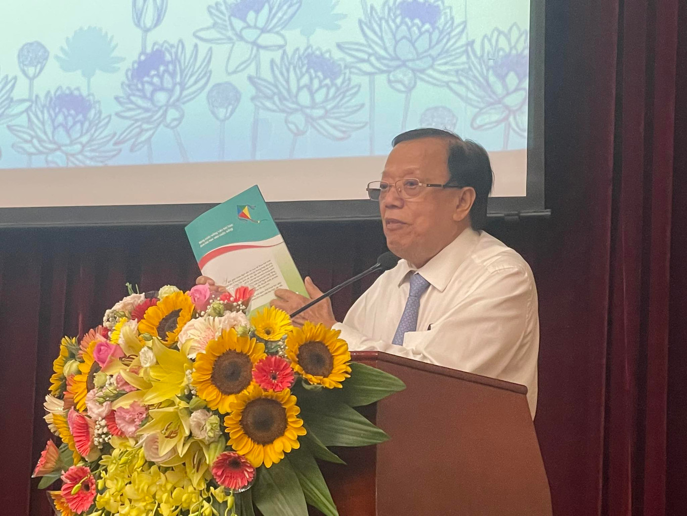 (NGƯT. Ngô Trần Ái - Chủ tịch HĐQT Công ty CP Đầu tư Xuất bản – Thiết bị Giáo dục Việt Nam (VEPIC)) (NGƯT. Ngô Trần Ái - Chủ tịch HĐQT Công ty CP Đầu tư Xuất bản – Thiết bị Giáo dục Việt Nam (VEPIC))