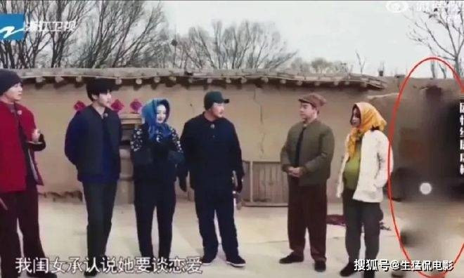 Trương Kế Khoa (ngoài cùng bên phải) bị xóa khỏi tập phát sóng lại. Ảnh: Sohu. Trương Kế Khoa (ngoài cùng bên phải) bị xóa khỏi tập phát sóng lại. Ảnh: Sohu.