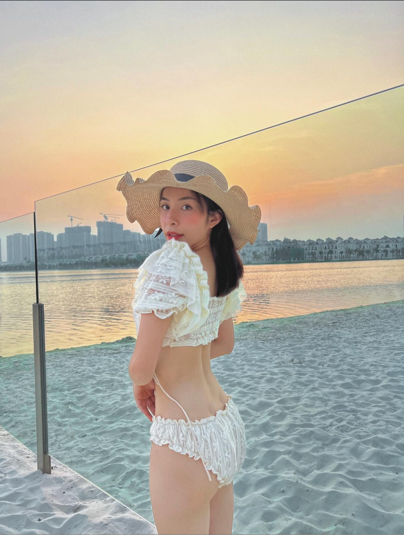 Trước khi trở lại với phim truyền hình, nữ diễn viên sinh năm 1997 từng chia sẻ với Tiền Phong về kế hoạch vào TP HCM học để rèn luyện bản thân. Cô tham gia một số game show, nổi bật là Tỏ tình hoàn mỹ.