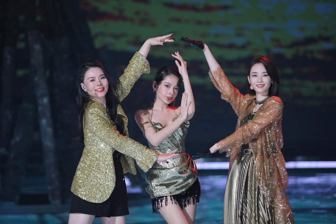 Vòng công diễn 2, Chi Pu cùng Cung Lâm Na, Lưu Nhã Sắt trình diễn ca khúc Rosemary của Châu Kiệt Luân trên sân khấu hoành tráng với sự kết hợp của lửa và nước. Chi Pu đu dây treo vòng khá mạo hiểm và thực hiện động tác nhào lộn trên không với độ cao gần 8 m. Phần biểu diễn đột phá của đội Chi Pu mang về 847 điểm, xếp hạng nhì trong vòng này.