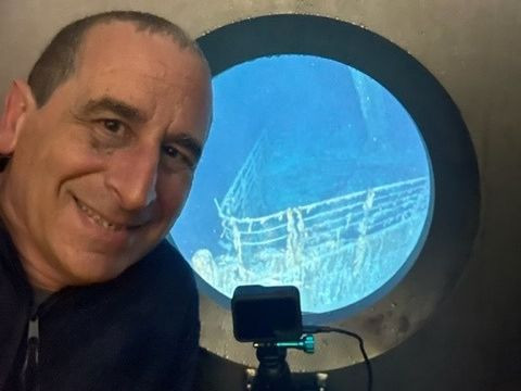 Mike Reiss và vợ trong chuyến tham quan xác tàu Titanic dưới đáy Đại Tây Dương, ở độ sâu gần 4.000 m. Ảnh: IG.