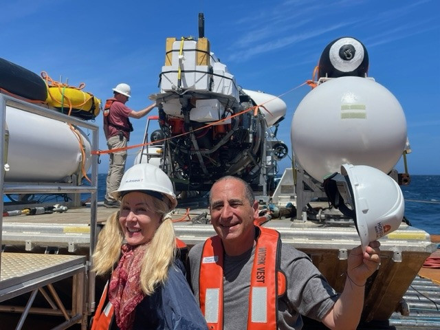 Mike Reiss và vợ trong chuyến tham quan xác tàu Titanic dưới đáy Đại Tây Dương, ở độ sâu gần 4.000 m. Ảnh: IG.