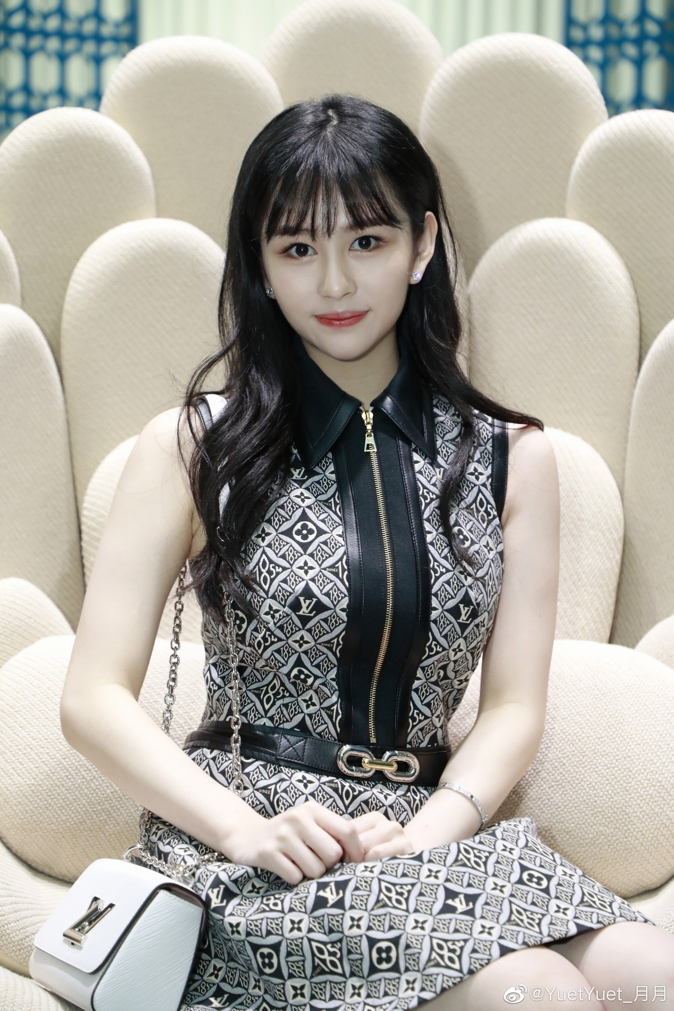 Trong bài phỏng vấn với tờ Prestige, Thẩm Nguyệt nói cô và các em chịu nhiều áp lực khi là con của ngôi sao nổi tiếng và doanh nhân giàu có. Trong trí nhớ của cô, luôn có giới săn tin bám theo, bố mẹ phải thuê vệ sĩ để bảo vệ sự riêng tư của các con. Thời đi học, cô tủi thân vì không có nhiều bạn bởi là con gái của diễn viên nổi tiếng. “Tôi sợ hãi bởi những tay săn ảnh luôn chờ sẵn ngoài trường học. Điều này khiến tôi khó chịu, tôi ghét sự chú ý đó và chỉ muốn trở thành đứa trẻ bình thường”. Trong bài phỏng vấn với tờ Prestige, Thẩm Nguyệt nói cô và các em chịu nhiều áp lực khi là con của ngôi sao nổi tiếng và doanh nhân giàu có. Trong trí nhớ của cô, luôn có giới săn tin bám theo, bố mẹ phải thuê vệ sĩ để bảo vệ sự riêng tư của các con. Thời đi học, cô tủi thân vì không có nhiều bạn bởi là con gái của diễn viên nổi tiếng. “Tôi sợ hãi bởi những tay săn ảnh luôn chờ sẵn ngoài trường học. Điều này khiến tôi khó chịu, tôi ghét sự chú ý đó và chỉ muốn trở thành đứa trẻ bình thường”.