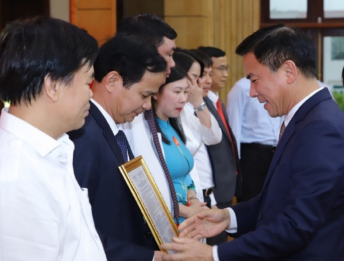 Bí thư Tỉnh ủy Thanh Hóa Đỗ Trọng Hưng trao quyết định cho cán bộ, lãnh đạo nhận nhiệm vụ mới. Ảnh: Minh Hiếu Bí thư Tỉnh ủy Thanh Hóa Đỗ Trọng Hưng trao quyết định cho cán bộ, lãnh đạo nhận nhiệm vụ mới. Ảnh: Minh Hiếu