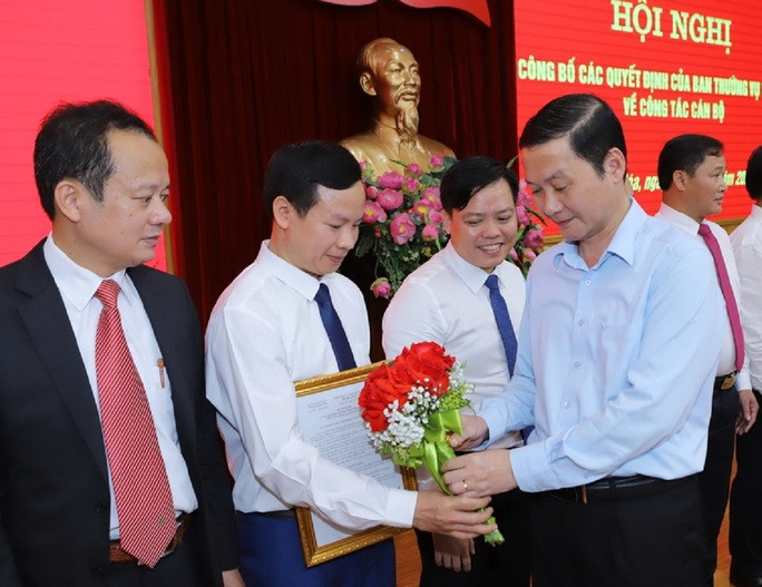 Ông Đỗ Minh Tuấn, Chủ tịch UBND tỉnh Thanh Hóa, tặng hoa chúc mừng cán bộ, lãnh đạo nhận nhiệm vụ mới. Ảnh: Minh Hiếu Ông Đỗ Minh Tuấn, Chủ tịch UBND tỉnh Thanh Hóa, tặng hoa chúc mừng cán bộ, lãnh đạo nhận nhiệm vụ mới. Ảnh: Minh Hiếu