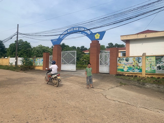 Cổng trường Mầm non Sơn Hùng, huyện Thanh Sơn, tỉnh Phú Thọ. Cổng trường Mầm non Sơn Hùng, huyện Thanh Sơn, tỉnh Phú Thọ.