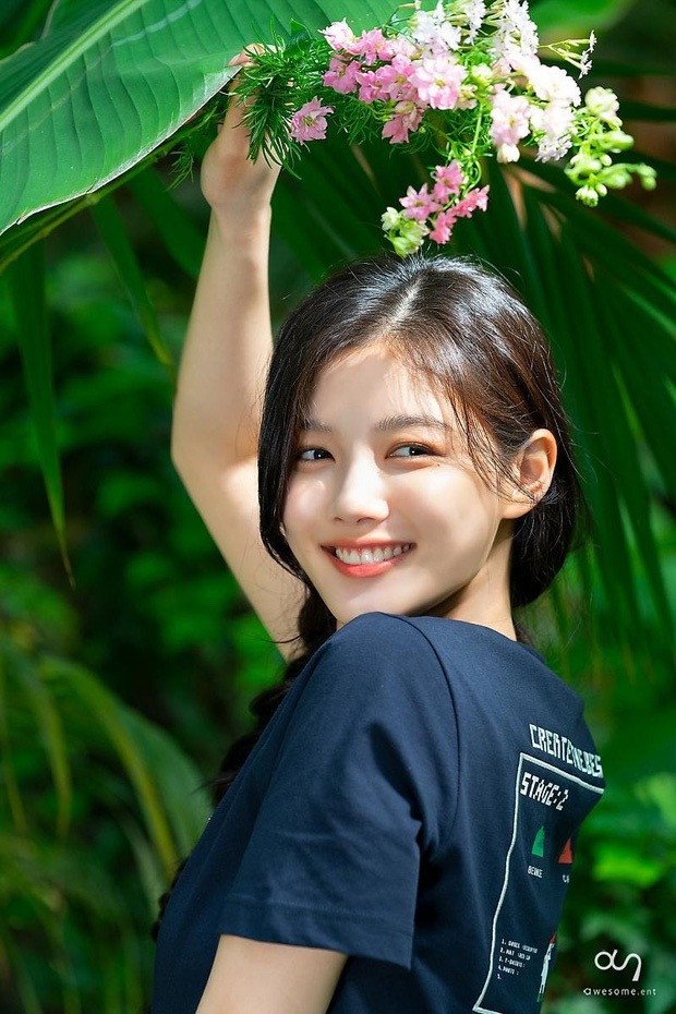 Bước vào giới showbiz từ sớm, Kim Yoo Jung làm mẫu nhí, đóng quảng cáo năm lên 4. Một năm sau, cô bắt đầu đóng phim điện ảnh. Nét đáng yêu, diễn xuất tự nhiên của cô được đánh giá cao và lọt vào mắt xanh của các đạo diễn. Tên tuổi của cô được tạo dựng khi tham gia đóng nhiều phim gây tiếng vang tại Hàn Quốc và nhiều quốc gia châu Á. Ngay từ thời niên thiếu, cô cùng bạn đồng niên Kim So Hyun được nhận định là tương lai của điện ảnh Hàn Quốc và mang biệt danh “em gái quốc dân”. Awesome ENT.