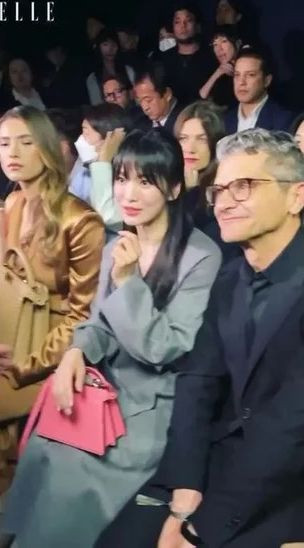 Nữ diễn viên ngồi hàng ghế đầu cùng CEO của Fendi - Serge Brunschwig và chụp ảnh thân thiết cùng Giám đốc nghệ thuật Fendi, Kim Jones.