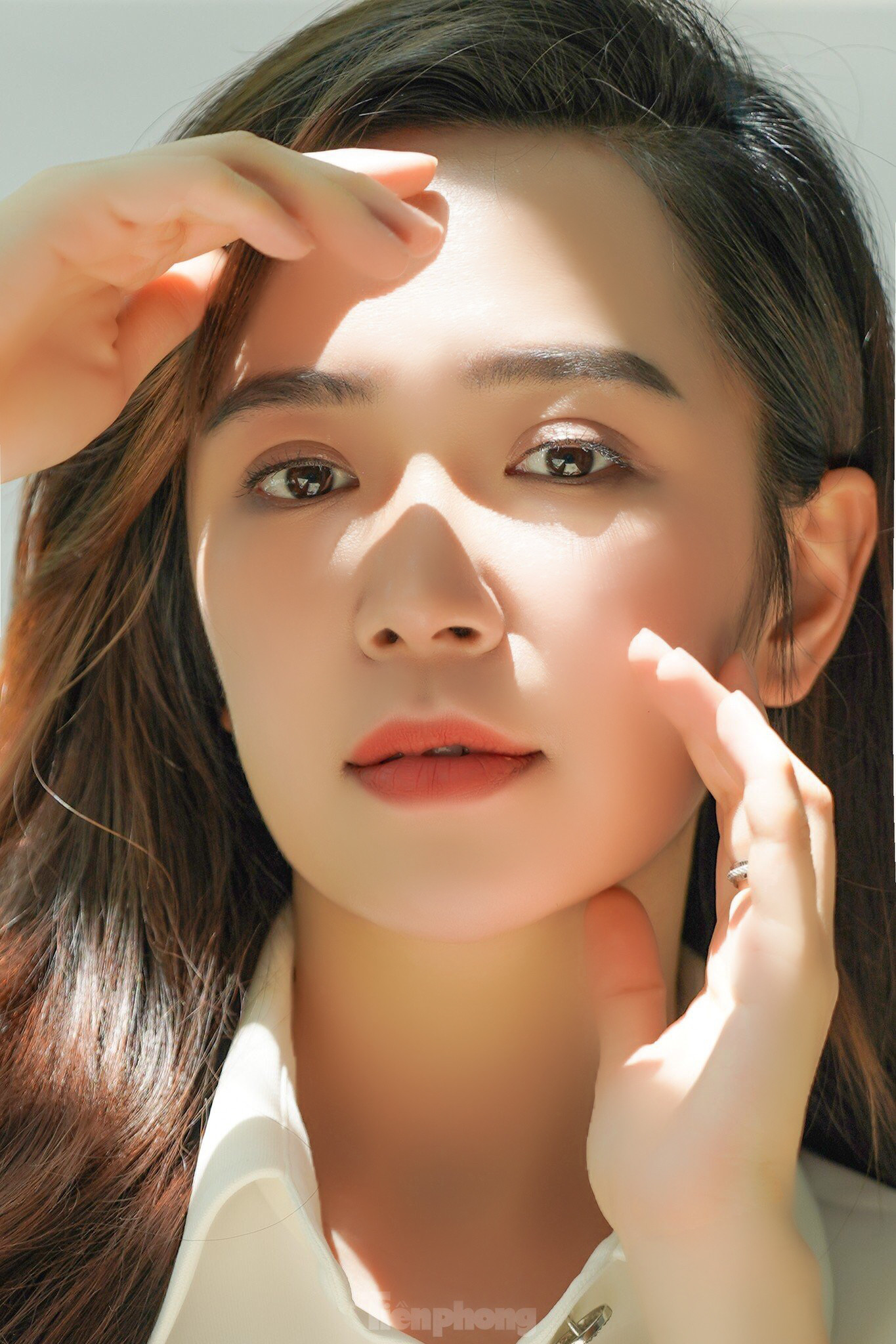 Đóng cặp cùng Mạnh Hưng, Kim Oanh ấn tượng nhất là cảnh cô tự mình cõng đàn anh. “Mọi người nghĩ tôi không cõng được vì anh Hưng nặng nhưng nào ngờ cảnh quay vẫn hoàn thiện mỹ mãn”, cô kể. Ảnh: Phạm Nguyễn.