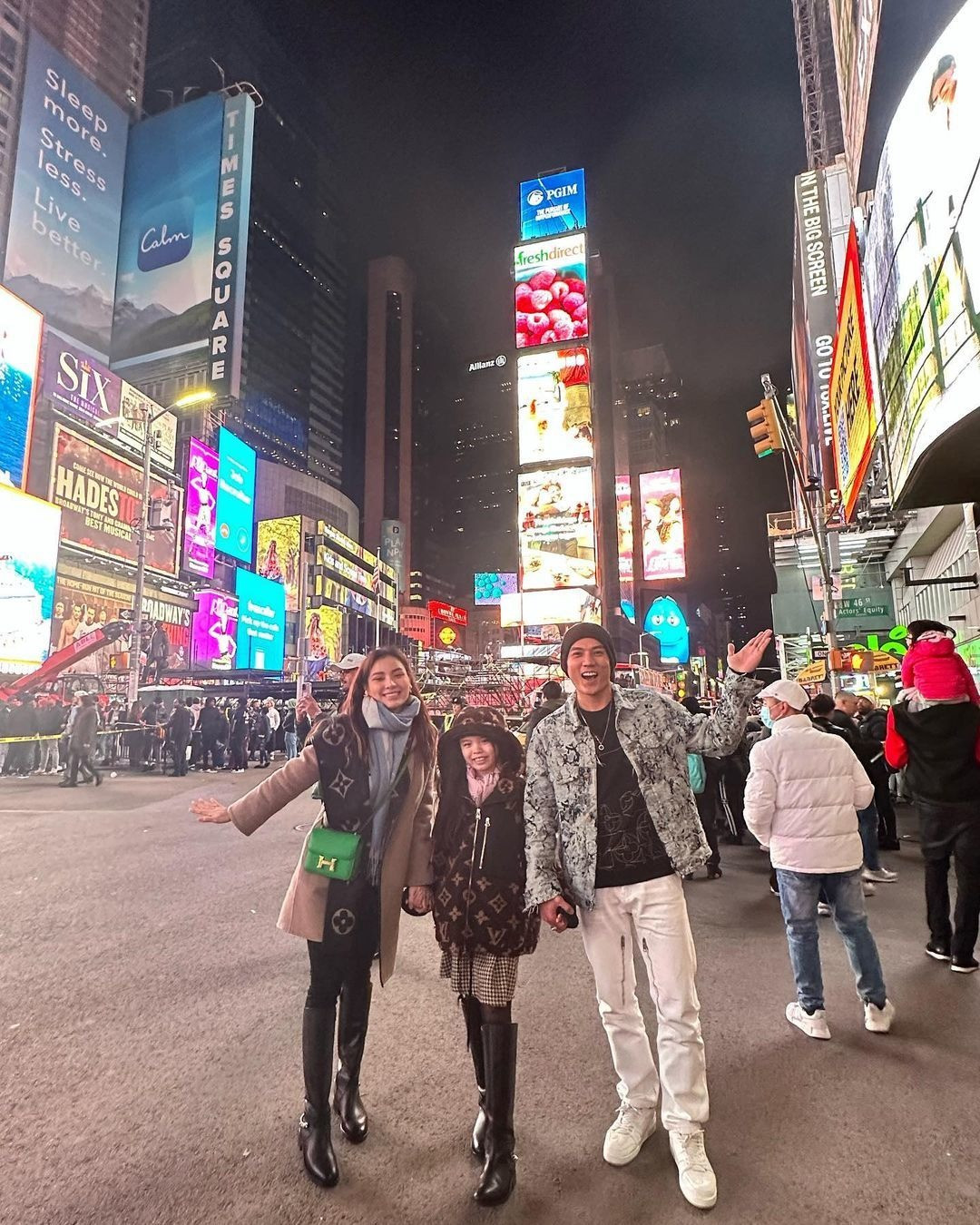 Cũng tại Mỹ, gia đình Phương Trinh Jolie đón Giáng sinh và năm mới. Người đẹp và chồng con tới quảng trường Thời Đại (New York) đêm giao thừa đếm ngược trong khoảnh khắc quả cầu pha lê được thả xuống.