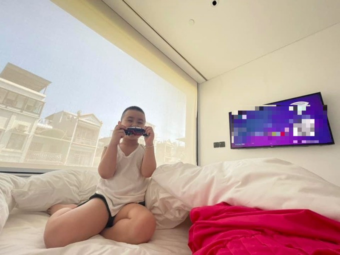 Gia đình chị Ngọc Anh "trốn" nóng trong khách sạn (Ảnh: NVCC).