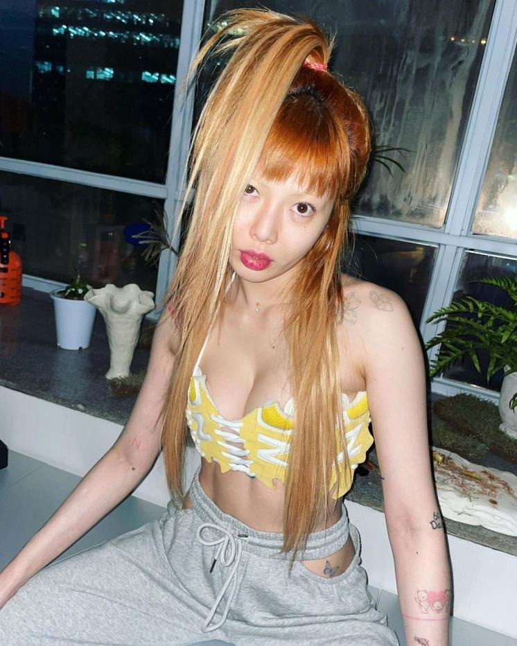 HyunA lựa chọn thiết kế xu hướng khi chụp hình tạp chí. Ảnh: KB.