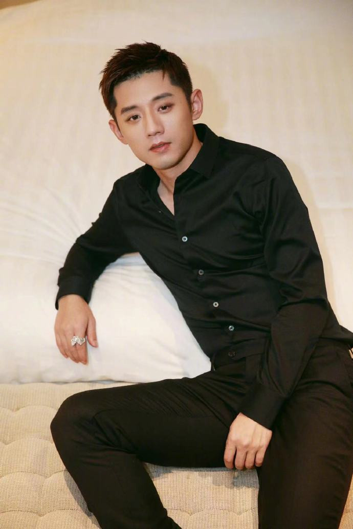 Cảnh Điềm và bạn trai cũ Trương Kế Khoa đang nhận được sự chú ý của cộng đồng mạng, liên quan đến vụ xâm phạm hình ảnh riêng tư. Cụ thể, phóng viên kinh tế Lý Vi Ngao tố cựu vận động viên bóng bàn Trương Kế Khoa thua nợ cờ bạc lên tới 700.000 USD (gần 13 tỷ đồng). Vì không xoay xở kịp, anh đã mang 3 clip và 1 hình ảnh nóng của Cảnh Điềm gán cho chủ nợ.