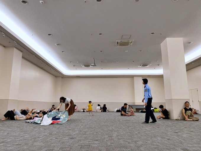 Gia đình chị Minh "trốn" nóng tại một trung tâm thương mại do khách sạn mất điện (Ảnh: NVCC).