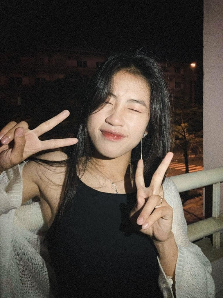 Cô cũng theo đuổi phong cách gợi cảm, quyến rũ. Những thiết kế bó sát tôn đường cong cơ thể hay thiết kế hai dây lộ xương quai xanh được tiền vệ tuyển Việt Nam đặc biệt yêu thích. Hầu hết trang phục của Thanh Nhã đều là những gam màu tối.