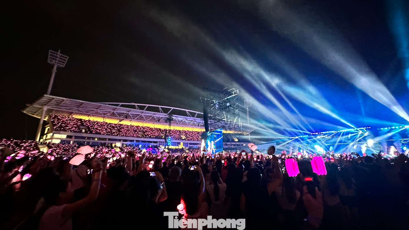 Sân khấu solo của từng thành viên được khán giả reo hò, ủng hộ nhiệt tình. Rosé gặp vấn đề với micro nhưng được fan khen hát live to, rõ, phong thái biểu diễn chuyên nghiệp. Lisa là thành viên được đám đông cổ vũ nhiệt tình nhất mỗi khi xuất hiện trên màn hình led. Sân khấu solo của từng thành viên được khán giả reo hò, ủng hộ nhiệt tình. Rosé gặp vấn đề với micro nhưng được fan khen hát live to, rõ, phong thái biểu diễn chuyên nghiệp. Lisa là thành viên được đám đông cổ vũ nhiệt tình nhất mỗi khi xuất hiện trên màn hình led.