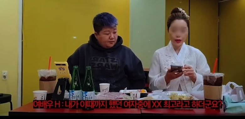 YouTuber YangYang (trái) và A (phải). Ảnh: @y2-/YouTube YouTuber YangYang (trái) và A (phải). Ảnh: @y2-/YouTube