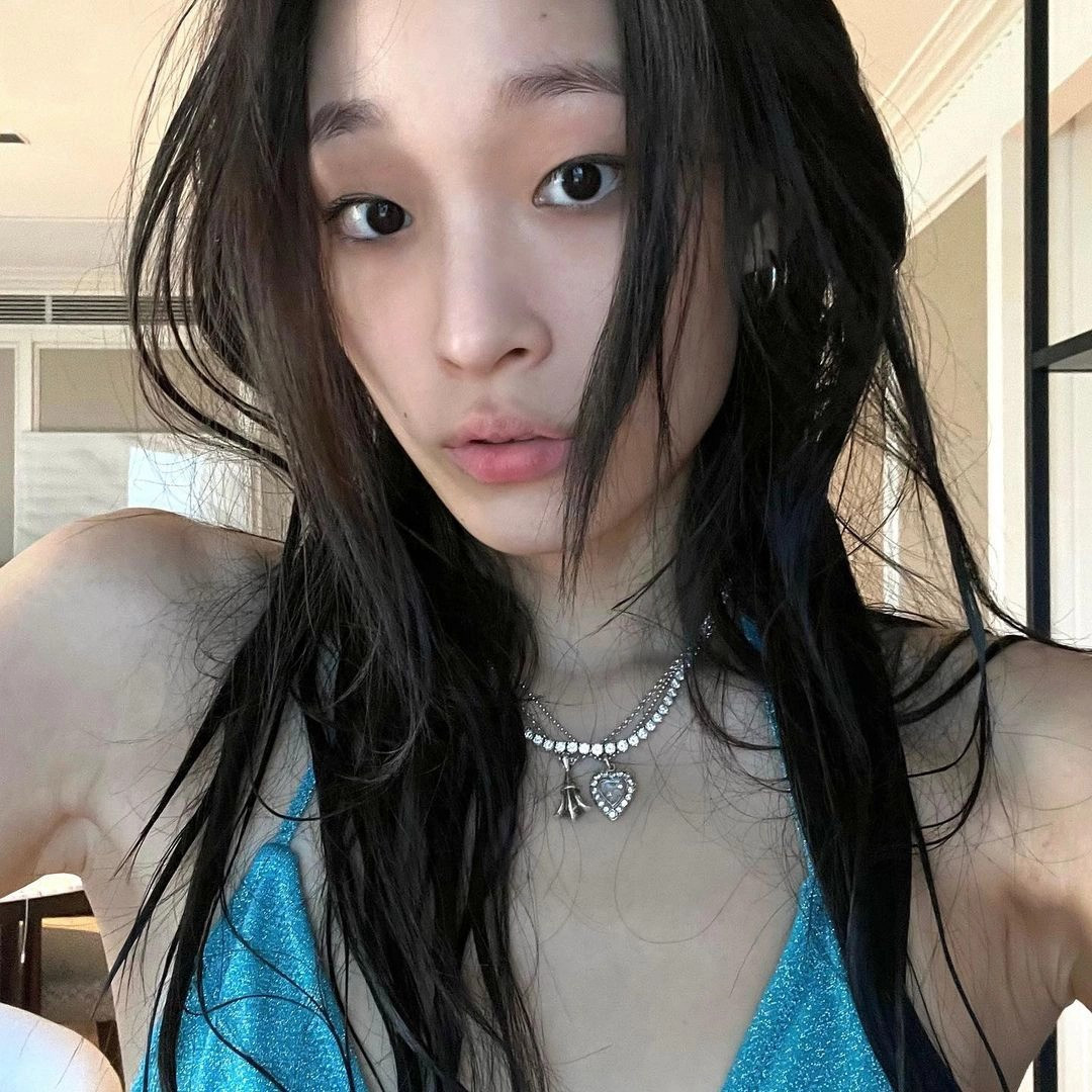 Trước đó, Moon Seo Yoon từng đăng tải hình ảnh thân thiết bên CL - trưởng nhóm 2NE1, vũ công Lee Jung – thủ lĩnh YGX, BlackPink…