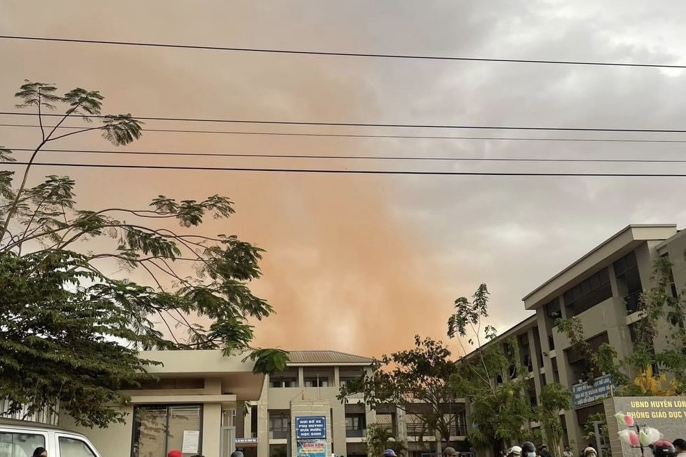 Bụi lơ lửng phía trên nhiều hộ dân.
