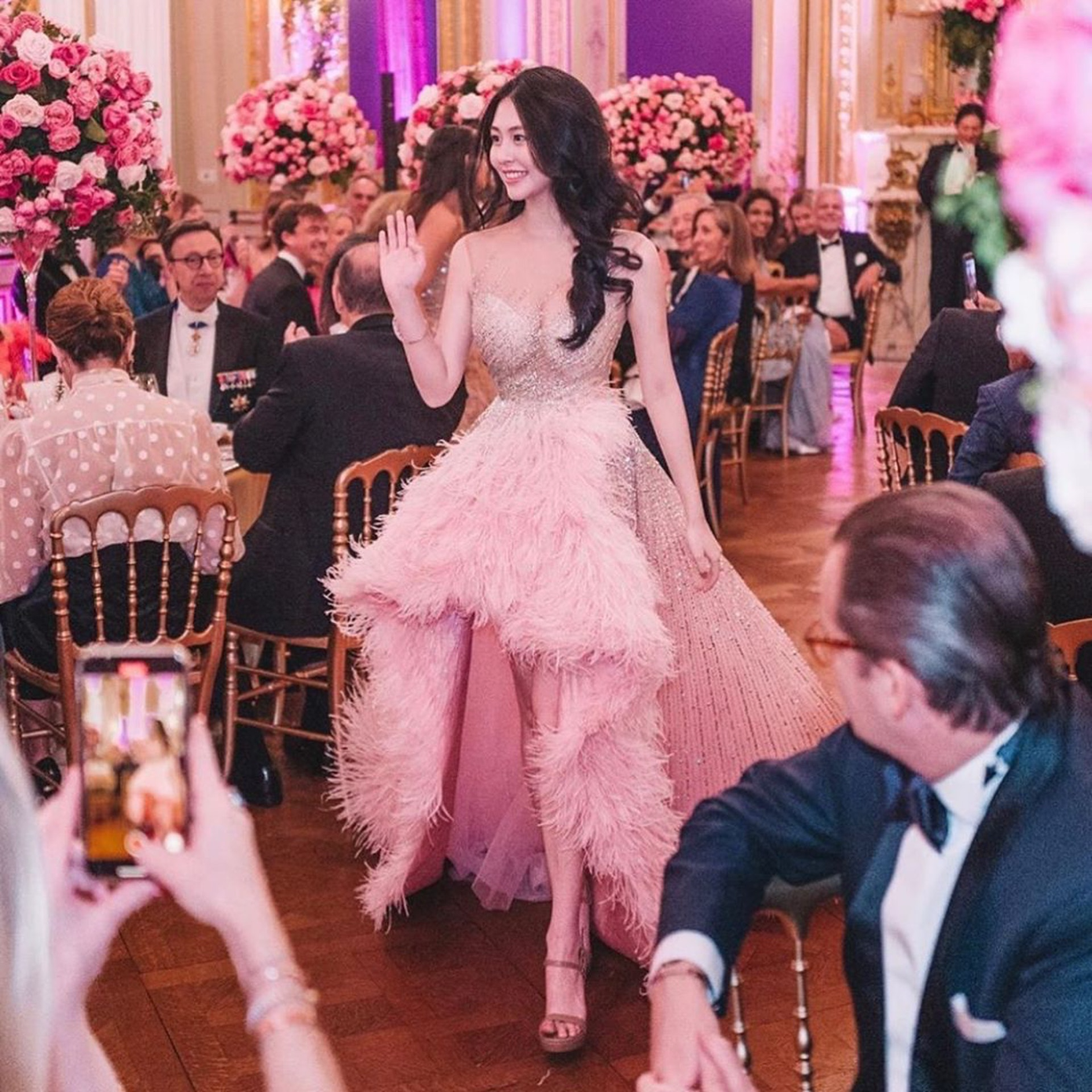 Năm 2019, Thẩm Nguyệt là một trong 19 gương mặt trẻ được lựa chọn góp mặt tại dạ tiệc Le Bal Des Débutantes - sự kiện lớn diễn ra định kỳ hàng năm dành cho các ái nữ của giới siêu giàu. Năm 2019, Thẩm Nguyệt là một trong 19 gương mặt trẻ được lựa chọn góp mặt tại dạ tiệc Le Bal Des Débutantes - sự kiện lớn diễn ra định kỳ hàng năm dành cho các ái nữ của giới siêu giàu.