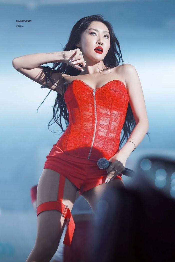 Ca sĩ khẳng định không bị ảnh hưởng bởi những khuôn khổ định sẵn và làm những điều bản thân thích, tự tin. Sau khi nhận phản ứng tiêu cực ở buổi diễn tại đại học, Hwasa một lần nữa lặp lại hành động gây tranh cãi khi công diễn tại Mỹ. Đây có thể coi là lời khẳng định cá tính của cô, không bị lay chuyển hay suy sụp khi bị chỉ trích.