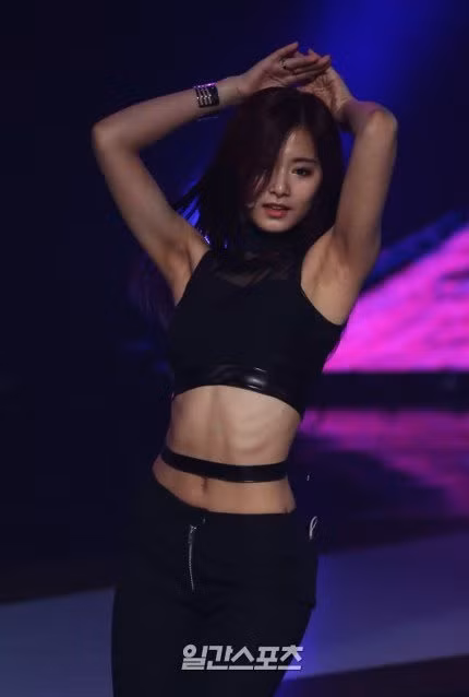 Ra mắt cùng TWICE khi mới 16 tuổi, Tzuyu là thành viên nổi trội của nhóm nhạc nhà JYP, được quan tâm nhờ khuôn mặt xinh đẹp, thân hình gợi cảm không thua kém đàn chị. Công ty chủ quản tích cực đẩy mạnh hình ảnh của nữ thần tượng sinh năm 1999 bằng những bộ đồ diễn ngắn cũn, bó sát, nhiều bộ váy ngắn khiến cô không ít lần gặp sự cố lộ đồ bảo hộ. Phong cách khiêu gợi của cô gái 16 tuổi khi đó bị đưa lên nhiều diễn đàn fan Kpop bàn tán, khán giả không đồng tình với công ty chủ quản khi để ca sĩ chưa đủ tuổi thành niên ăn mặc hở hang.
