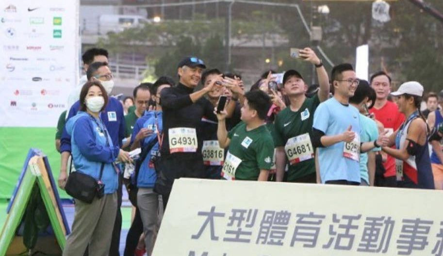 Tài tử được người hâm mộ vây quanh, xin chụp hình. Ảnh: Sohu. Tài tử được người hâm mộ vây quanh, xin chụp hình. Ảnh: Sohu.