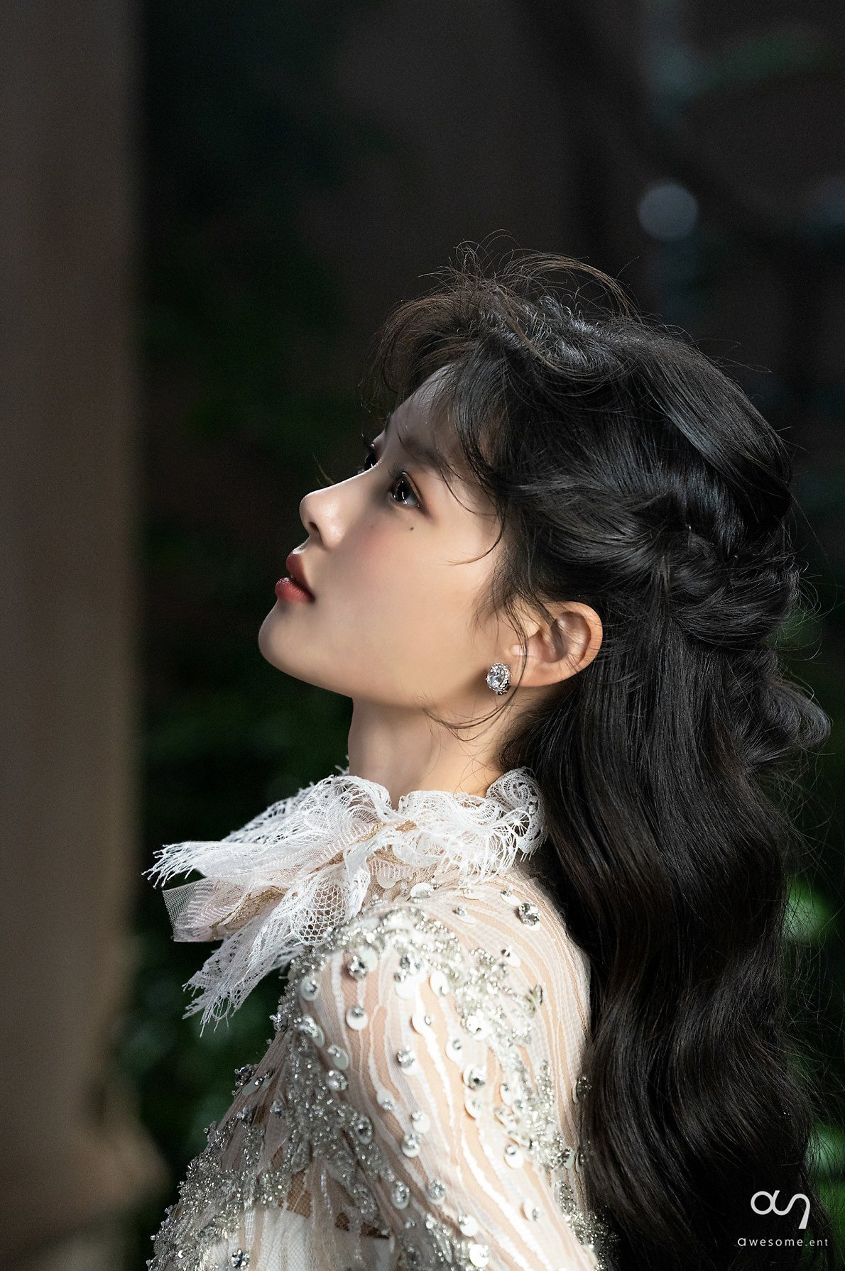 Tạo hình của Yoo Jung được cư dân mạng khen lộng lẫy như công chúa, nhan sắc ngày càng thăng hạng. Đàn chị Han Hyo Joo và Roh Yoon Seo mê mẩn và dành lời khen cho nữ diễn viên dưới bài đăng. Ảnh: Awesome Ent Naver Blog.