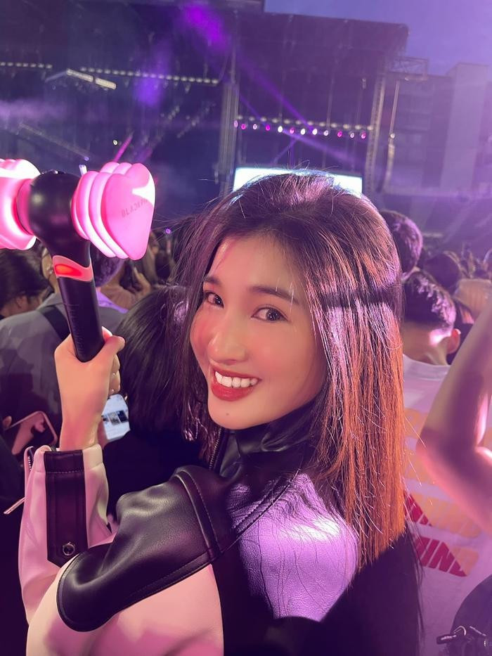 Nhiều sao Việt bày tỏ niềm yêu thích BlackPink và quyết tâm có được tấm vé xem concert trên tay. Nhiều sao Việt bày tỏ niềm yêu thích BlackPink và quyết tâm có được tấm vé xem concert trên tay.