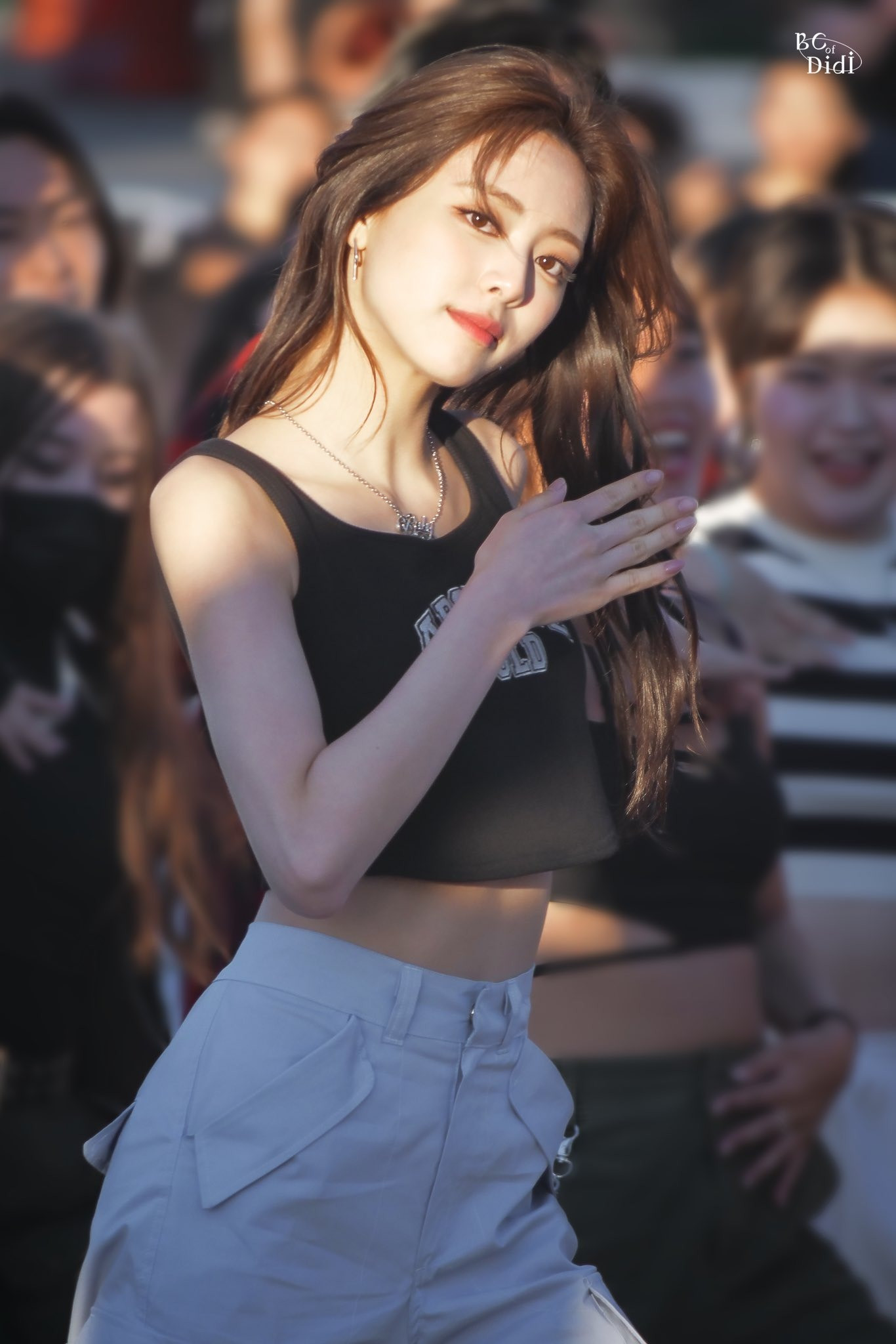 Yuna tên thật là Shin Yu Na, sinh năm 2003, là em út nhóm nhạc ITZY. Cô ra mắt cùng ITZY sau 3 năm thực tập qua bài hát Dalla Dalla, đảm nhận vị trí rap, hát phụ, dancer. Nữ thần tượng được đánh giá cao về ngoại hình, khả năng vũ đạo.