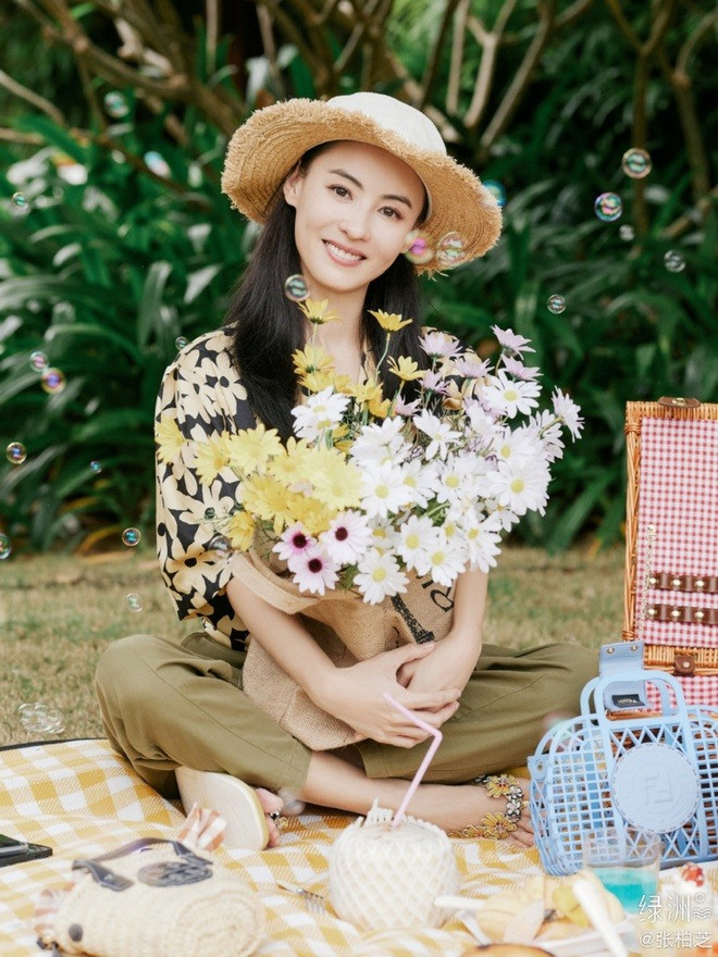 Trương Bá Chi nỗ lực làm mẹ đơn thân, chăm sóc ba con trai. Ảnh: Sina. Trương Bá Chi nỗ lực làm mẹ đơn thân, chăm sóc ba con trai. Ảnh: Sina.