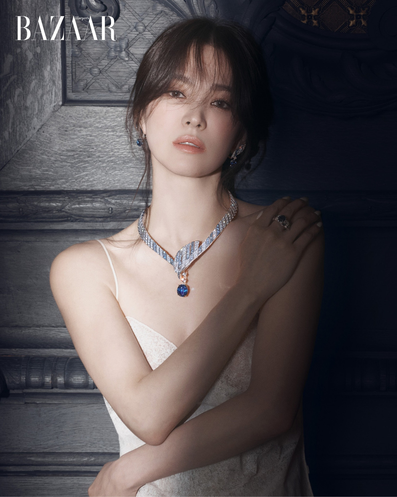 Song Hye Kyo sinh năm 1981, là nữ diễn viên hàng đầu Hàn Quốc. Cô nổi tiếng thông qua những vai chính Trái tim mùa thu, Thế giới người ta sống, Ngôi nhà hạnh phúc, Gió đông năm ấy, Hậu duệ mặt trời, The Glory…